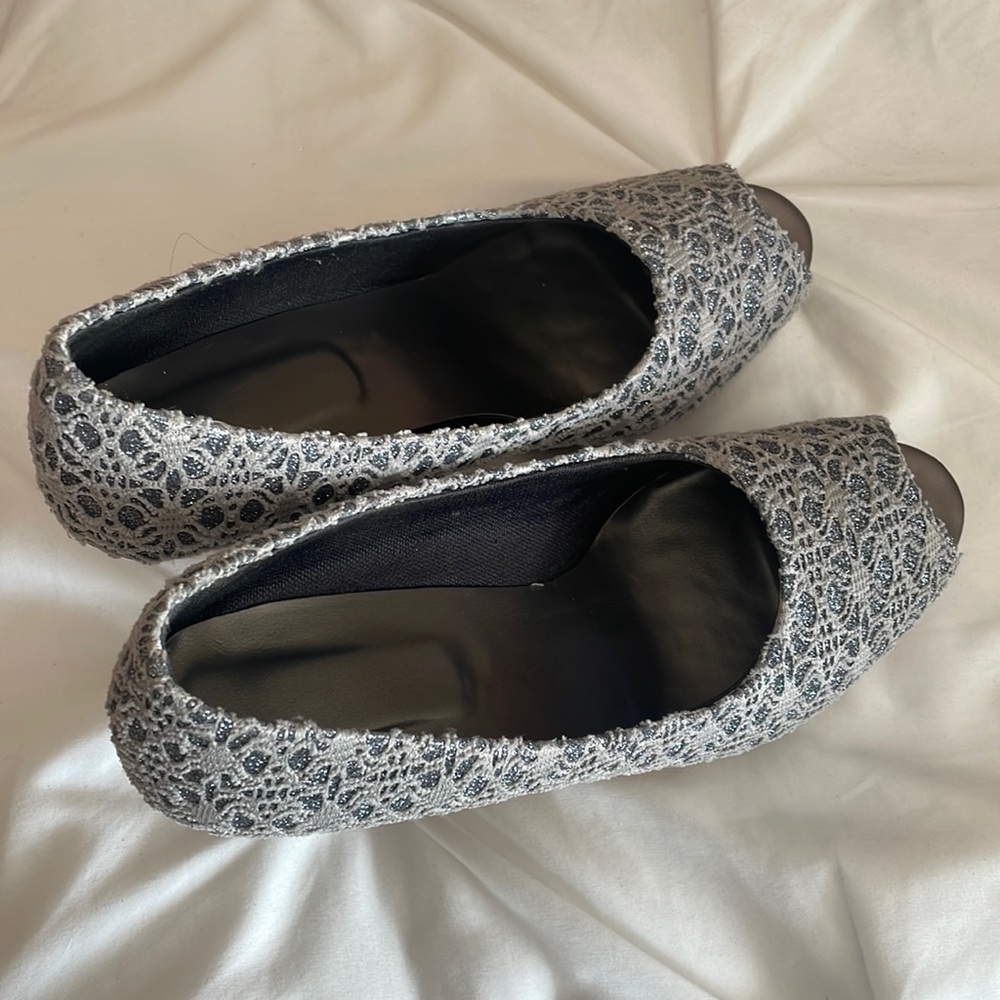 Pee toe heel shoe in size 8. Bluish grey color.